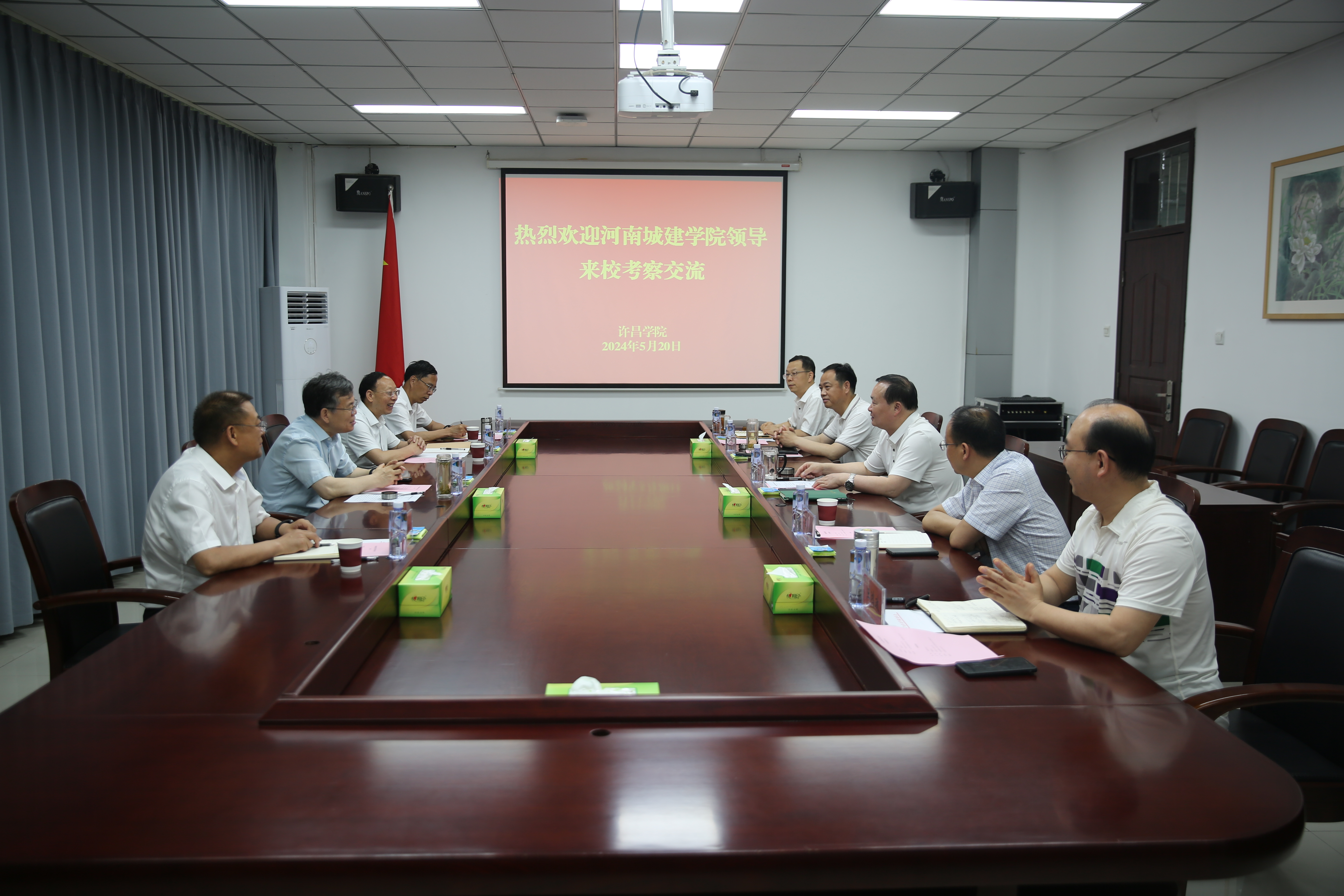 河南城建学院党委书记范晓伟一行来我校考察交流