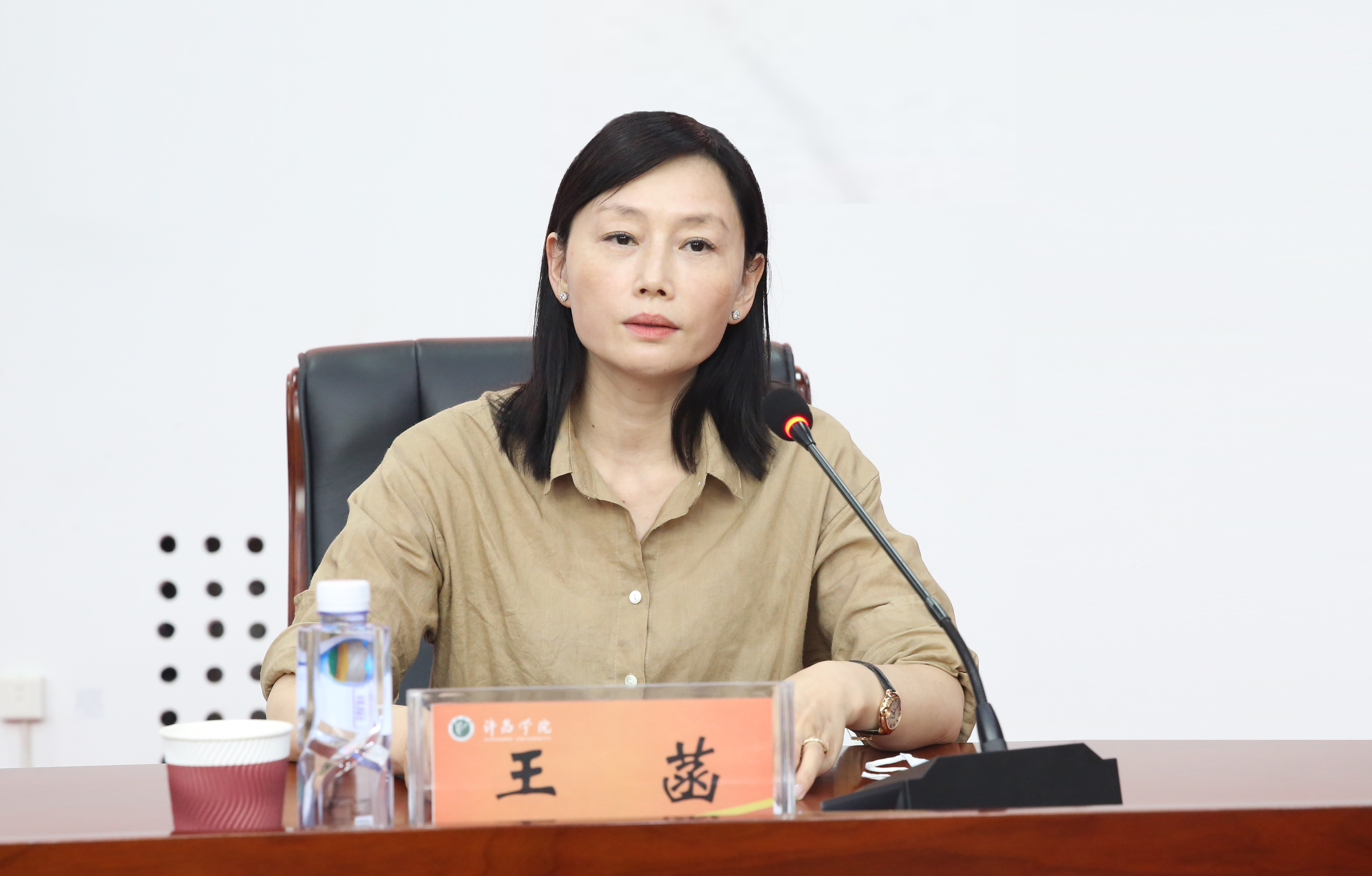 审计组副组长,省审计厅经济责任审计处处长王菡宣读审计通知书