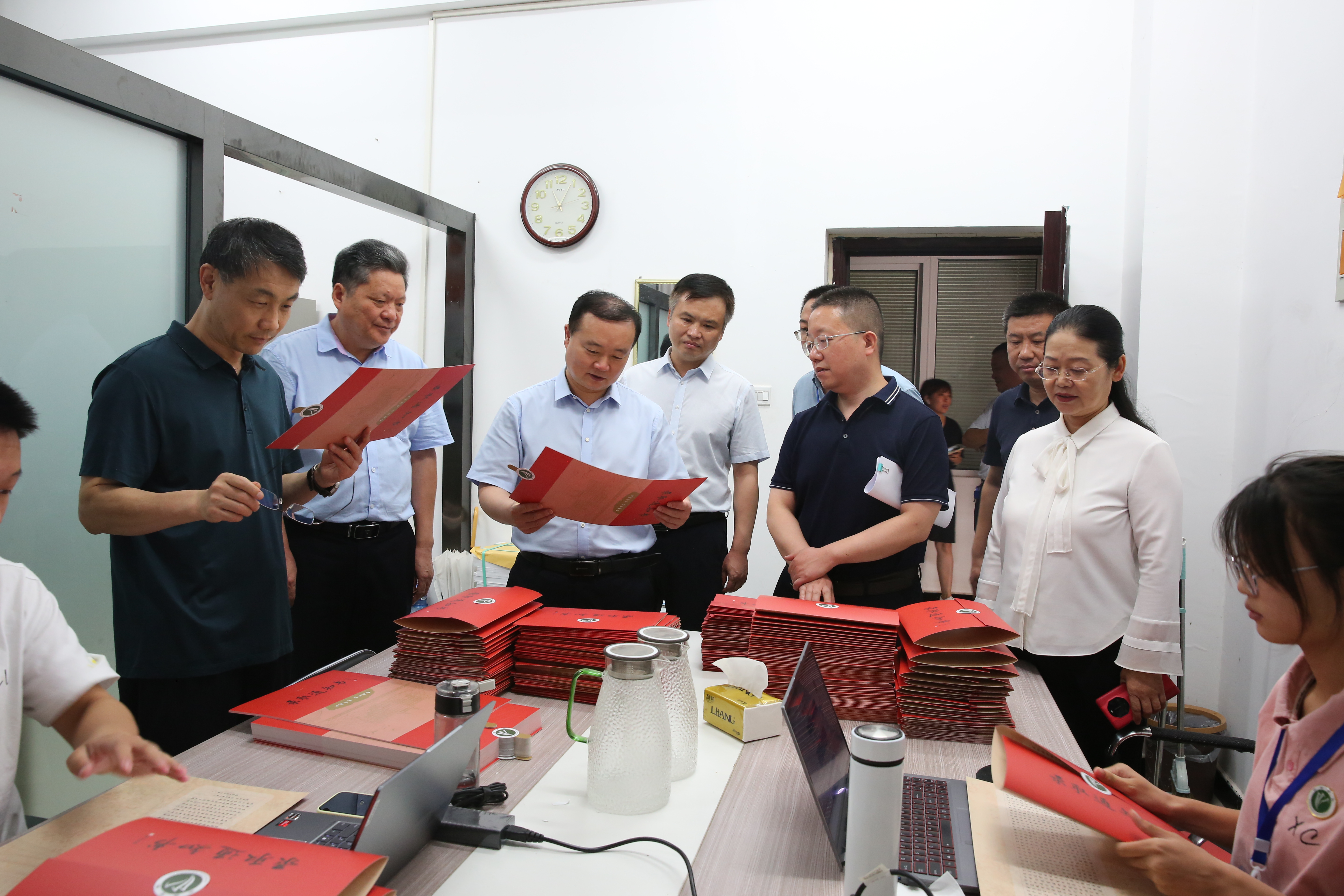 校领导看望慰问暑期在岗教职员工-许昌学院官方网站