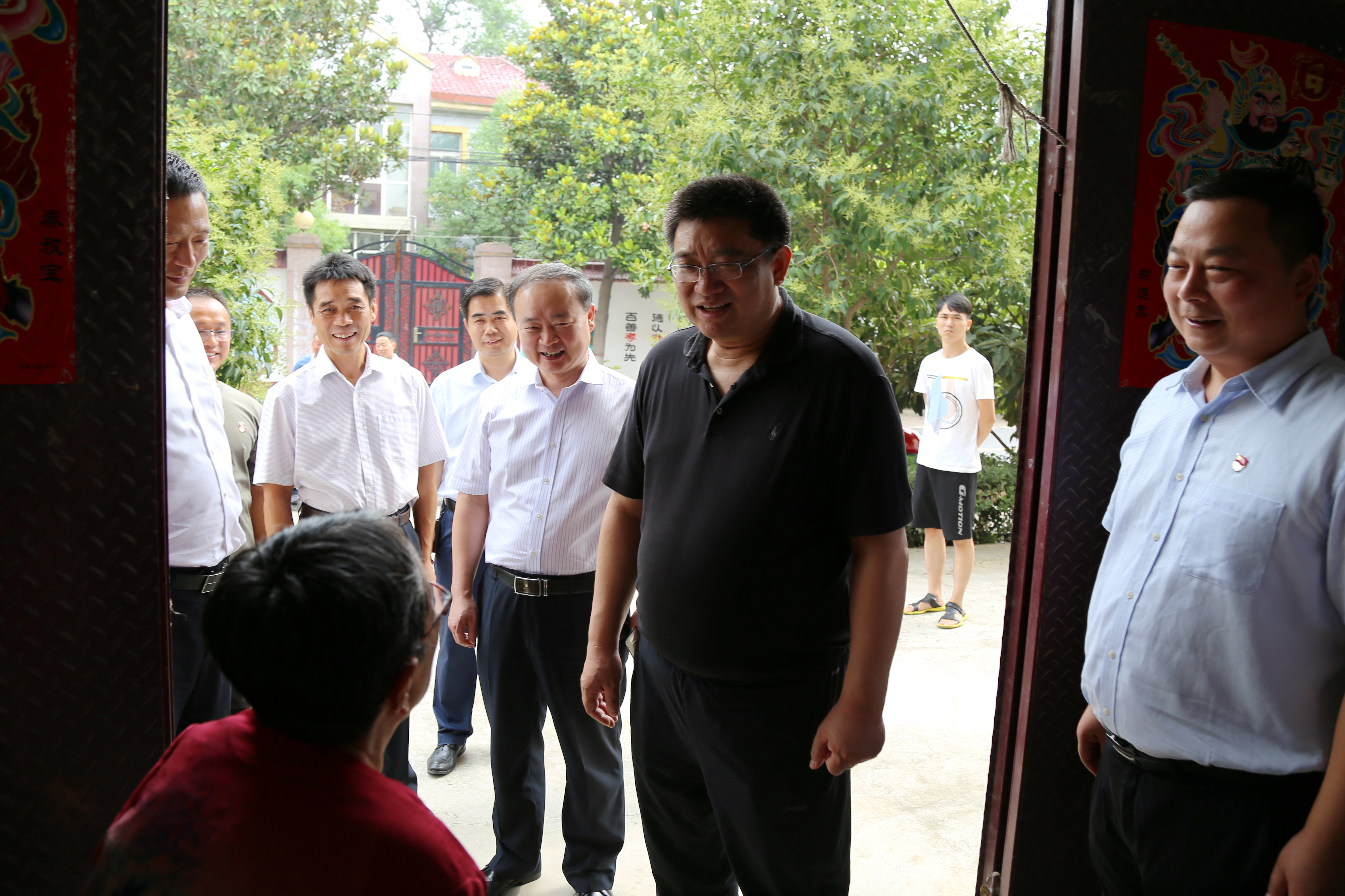 党委书记闫纪建到袁庄村调研慰问