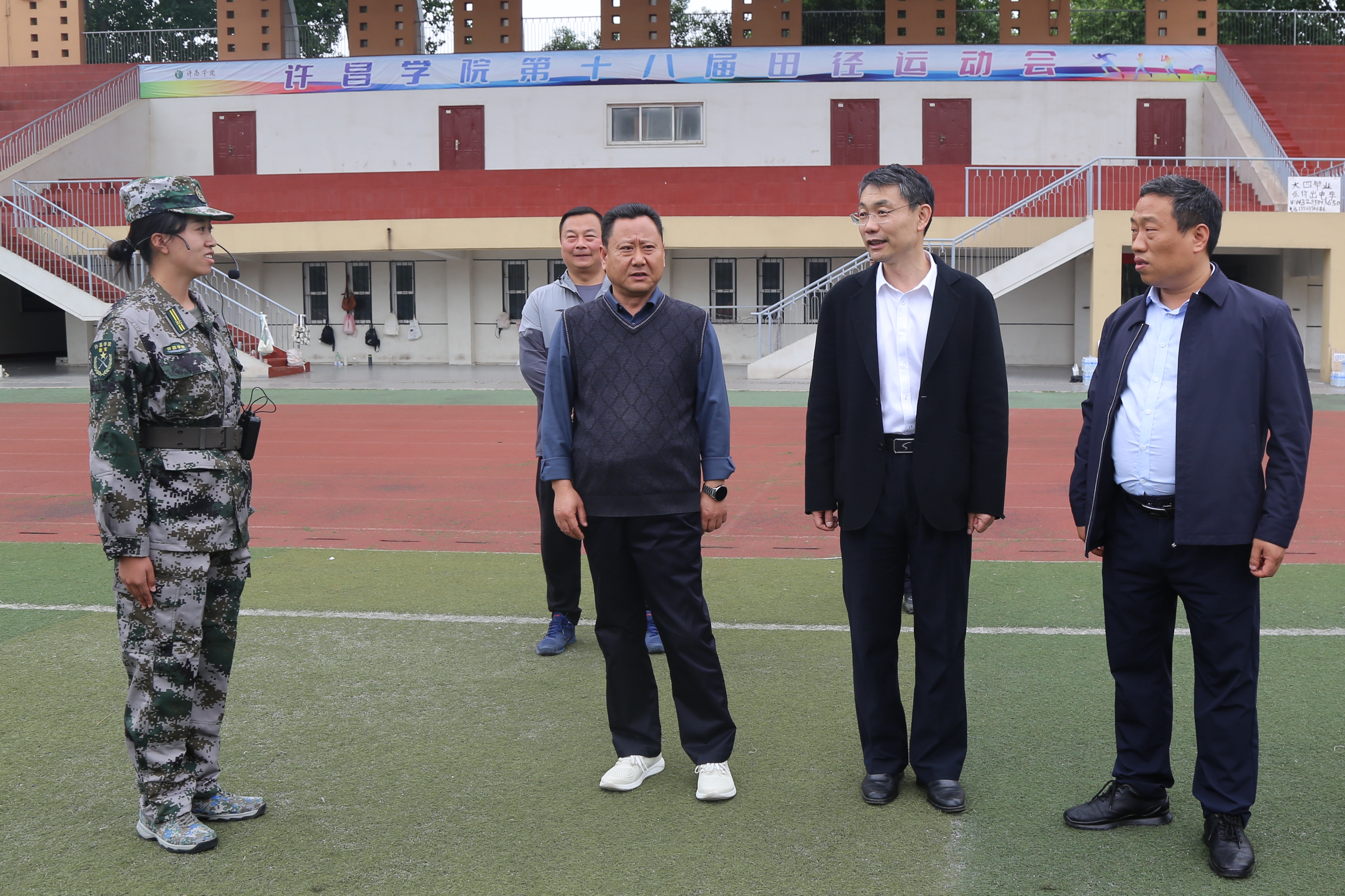 校领导视察2021级学生军训-许昌学院官方网站