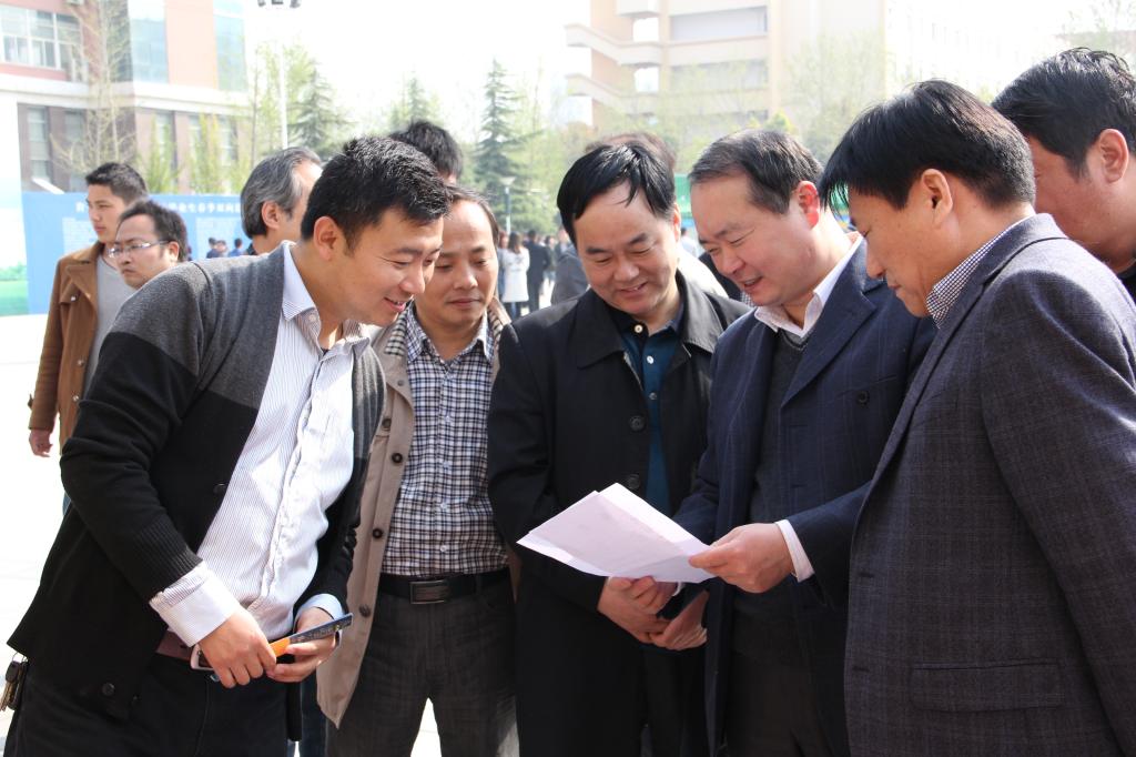 我校成功举办许昌市2015届高校毕业生春季双向选择洽谈会