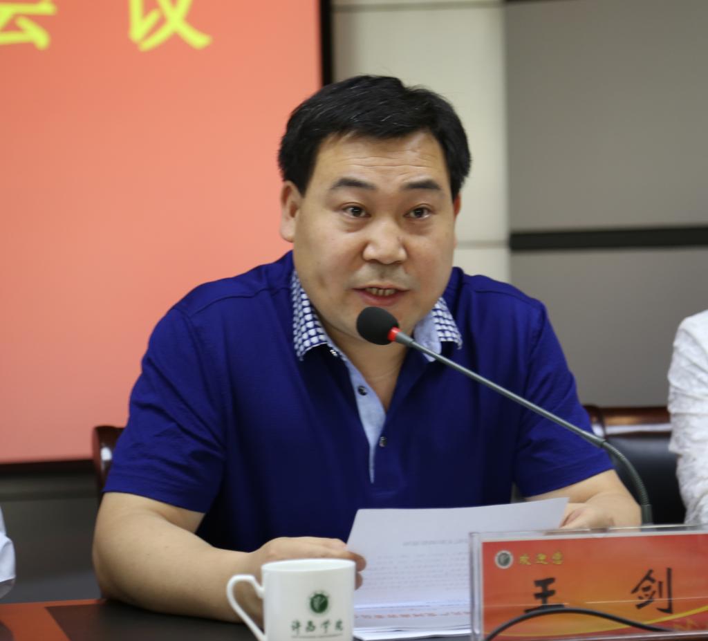 省委组织部科教企业干部处副处长王剑宣读决定王清义书