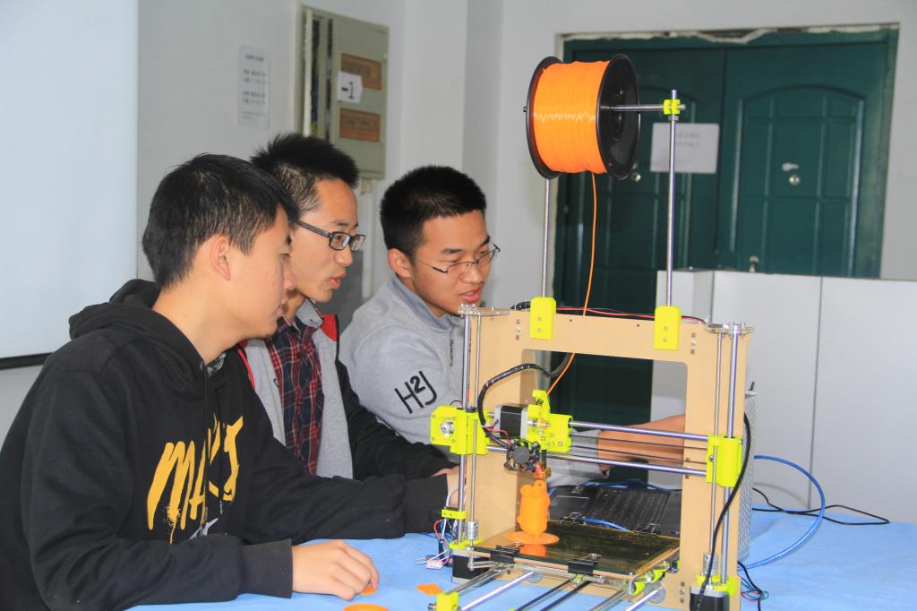 宋航航、曾仁杰、常元检三位同学正在打印3D作品