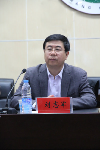 河南省教育学研究会副理事长、河南大学副校长刘志军主持开幕式