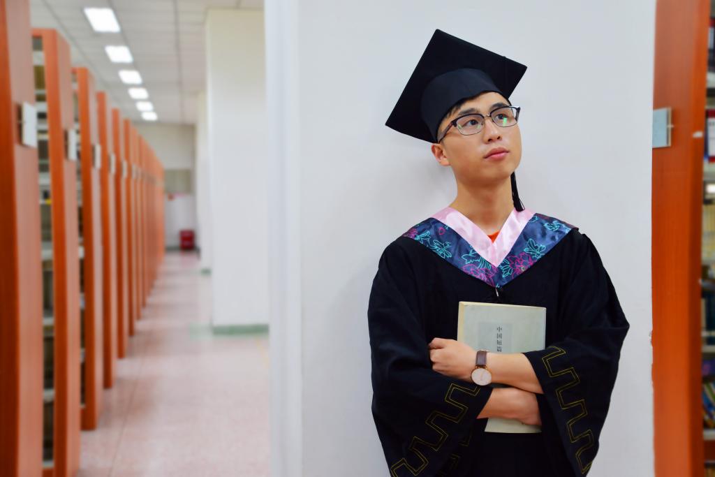 我校网络电视台原台长胡启同学