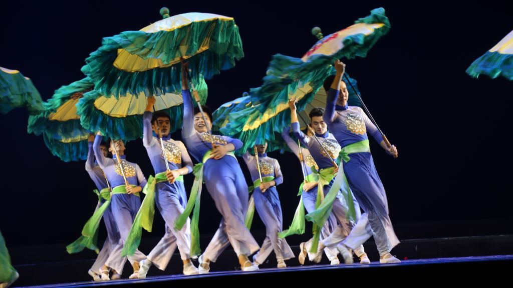 男女群舞《迎嫁》(取材于民间舞蹈《花伞舞》