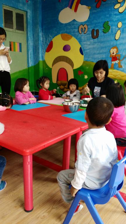 和孩子们在一起的马阳