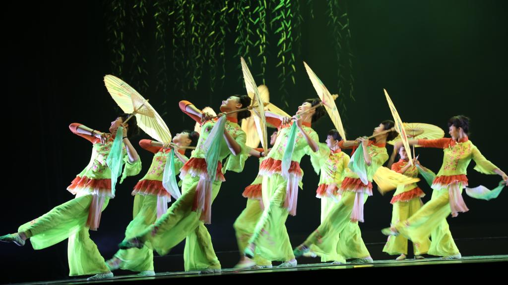 女子歌舞《游春》(《游春》为信阳民歌的代表性作品)