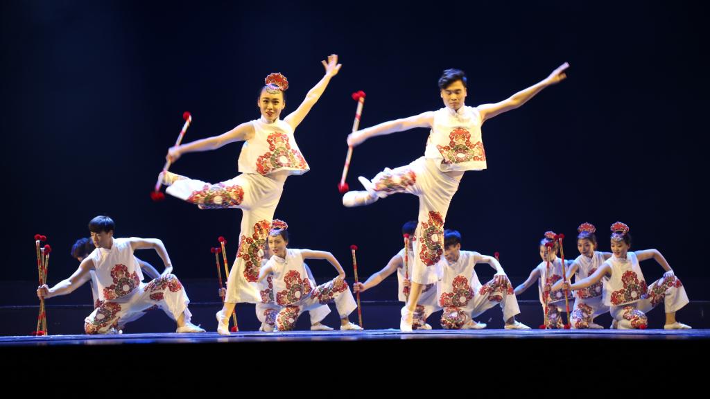 男女群舞《霸王鞭》(河南省非物质文化遗产)