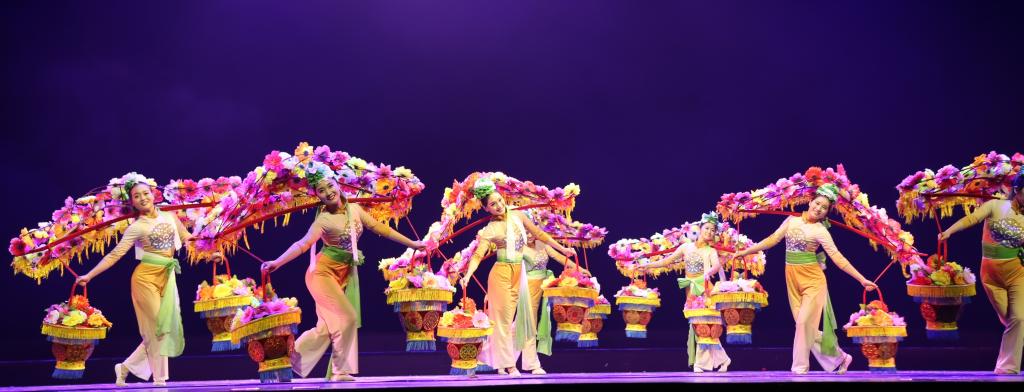 男女群舞《迎嫁》(取材于民间舞蹈《花挑舞》)