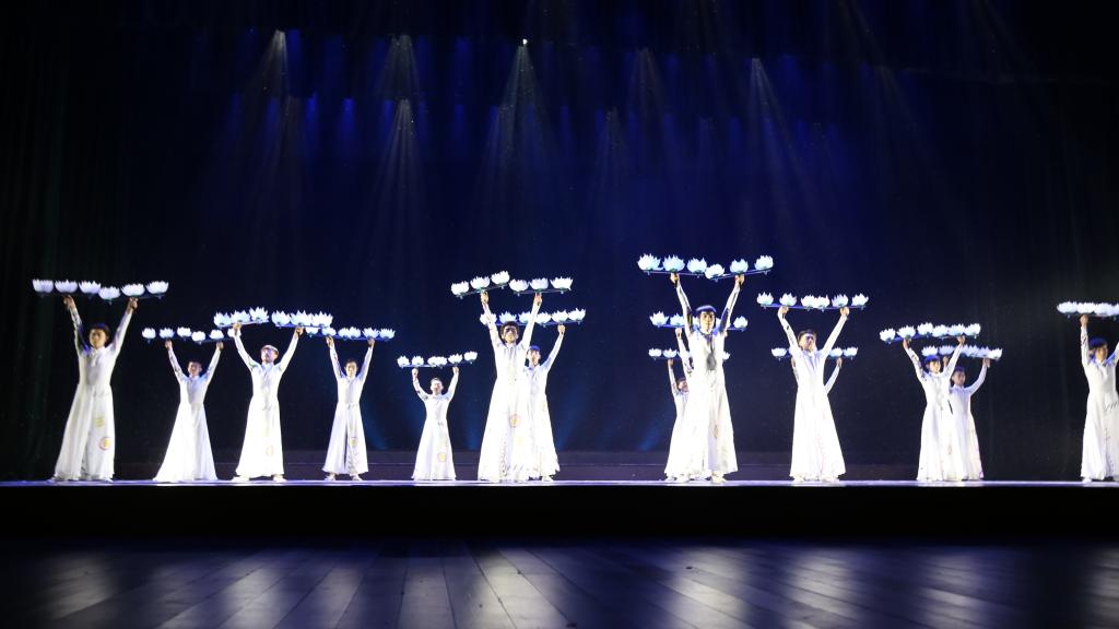 男子群舞《九莲灯舞》(河南省非物质文化遗产,源于宫廷舞蹈)