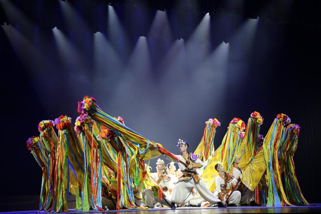 男子群舞《跑帷子》(跑帷子为国家级非物质文化遗产,是一种由古代战争衍生出的传统民俗舞蹈)