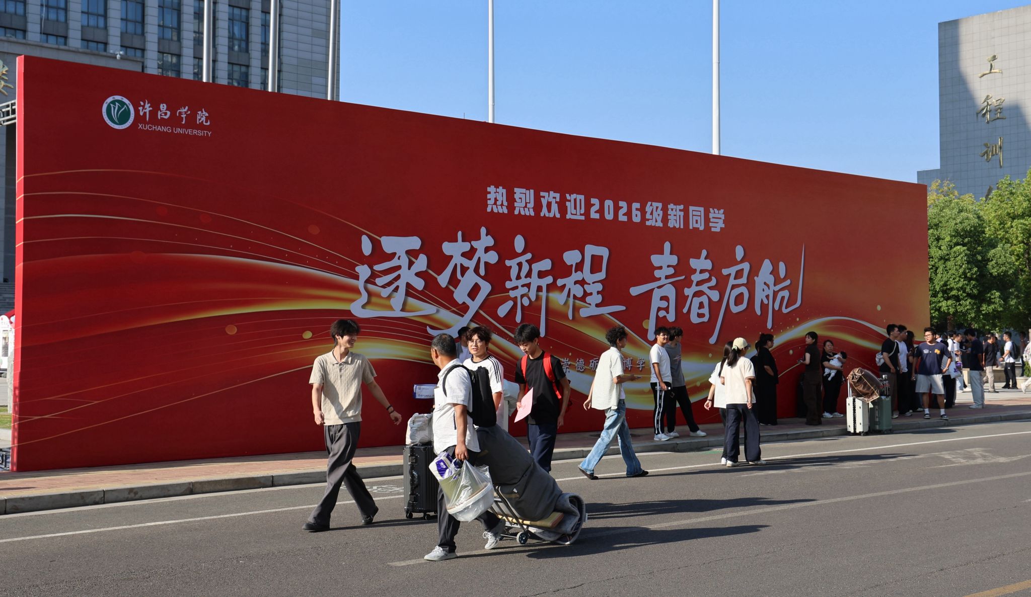 许昌学院校园风光,蓝天下的教学楼群
