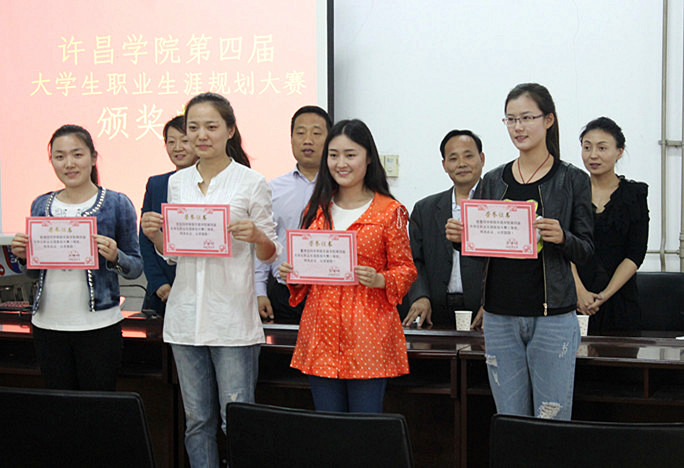 图为获奖学生领取证书