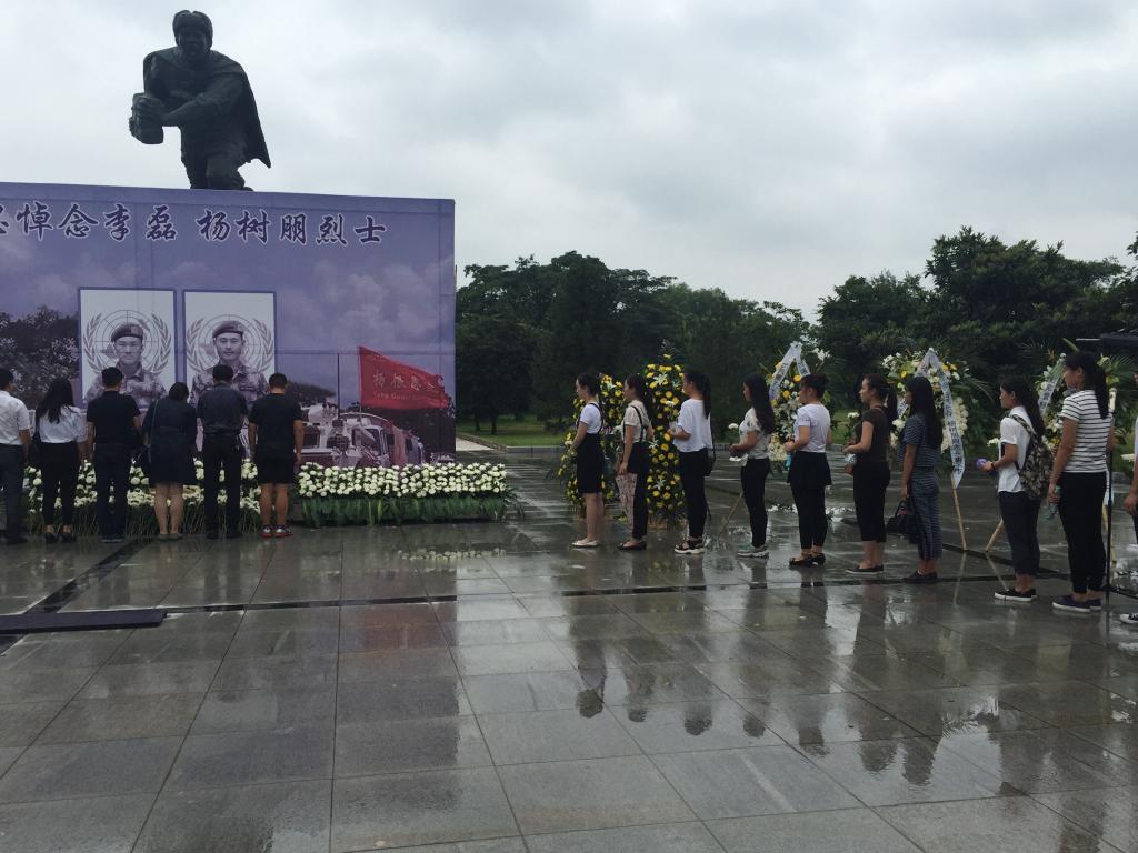 我校师生代表为烈士献花