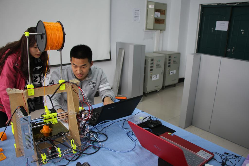 常元检正在调试自己开发的3D打印机