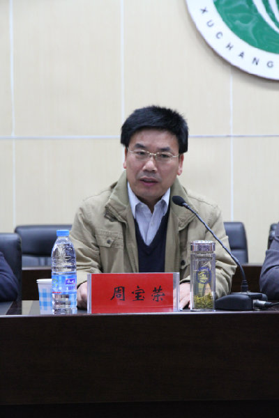 开幕式上河南省教育学会秘书长、省教科所副所长周宝荣致辞