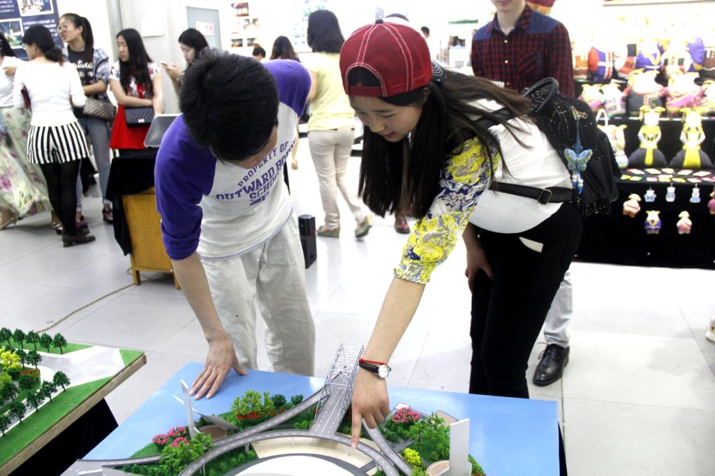 覃业富在介绍他的作品《生命之源》