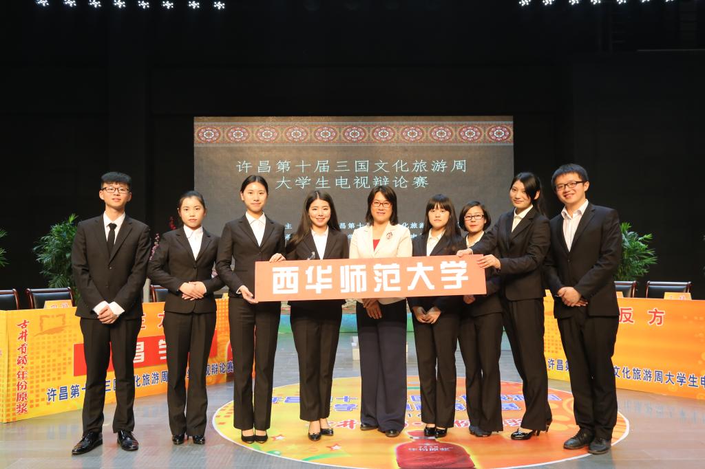 冠军队伍与秦春梅副市长合影