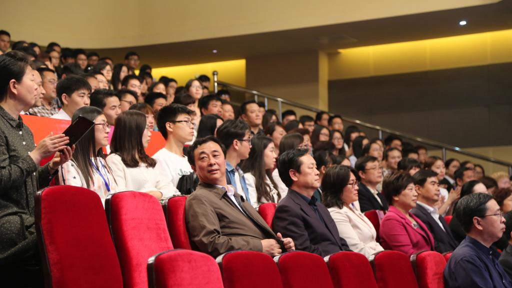 观看赛事的领导、观众