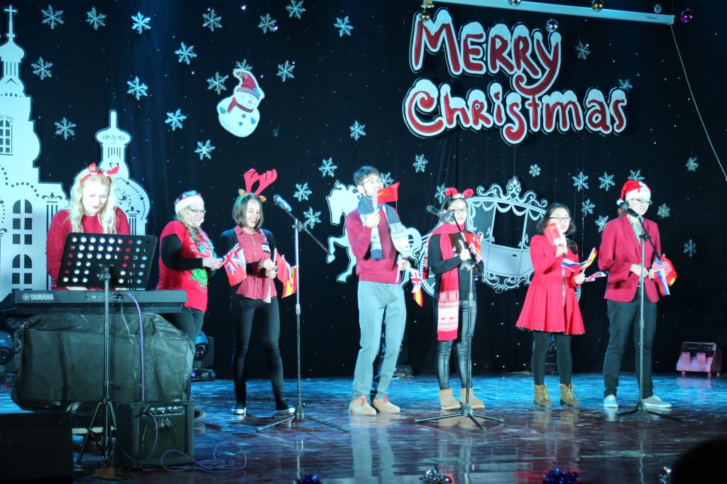 中外教师合唱圣诞歌