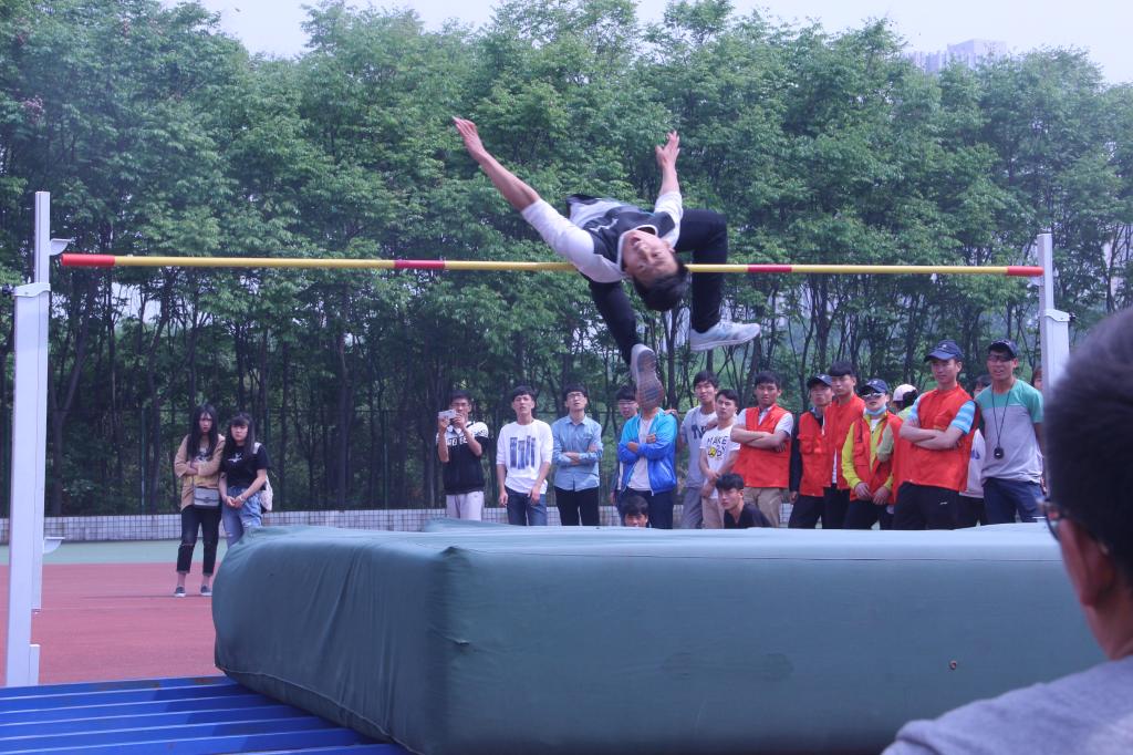 3.刘维康同学跳高破校记录