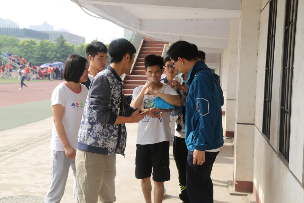 5.摔倒后的丁振贤