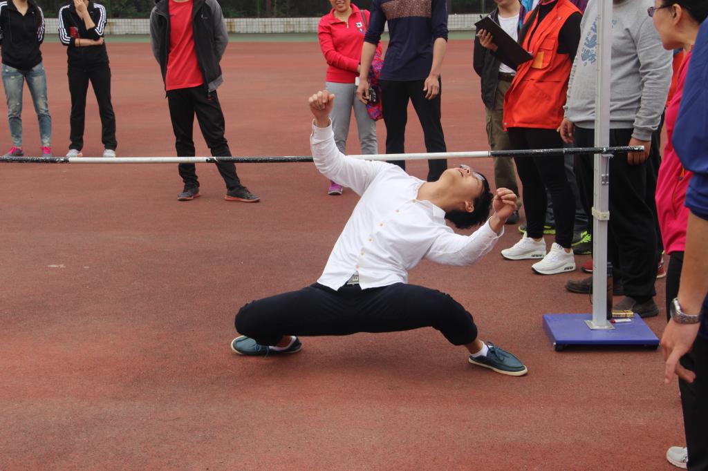 2.老师们的“过杆舞”