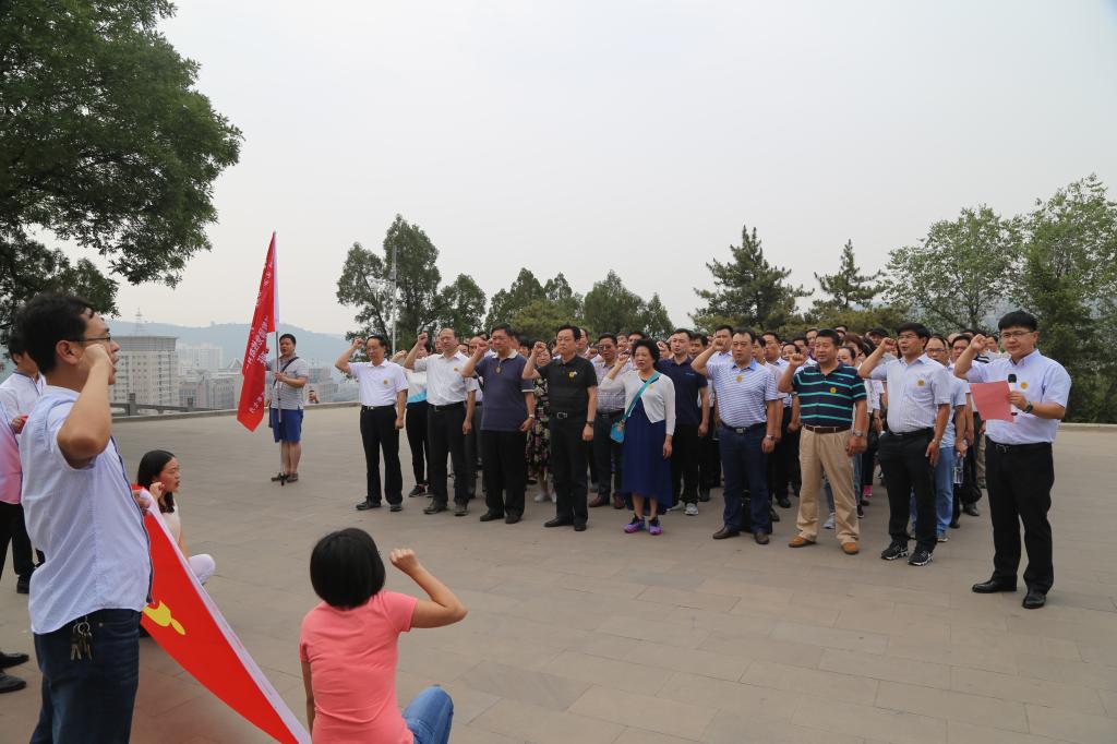 宝塔山上重温入党誓词